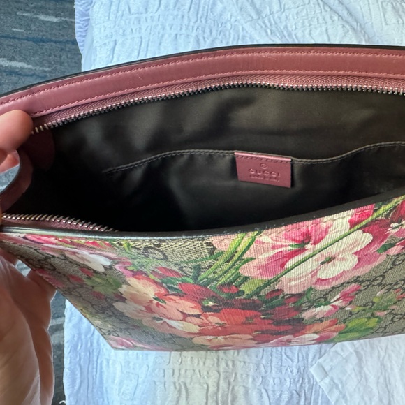 Gucci supreme monogram blooms cosmetic case 💗💗💗 - Picture 8 of 12